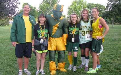 Runners with Thunderbolt mascot Runners with Thunderbolt mascot